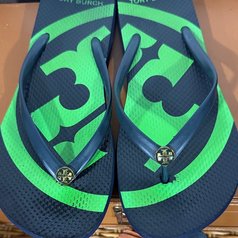 Tory Burch Emory Logo Flip Flops in a green and black colorway - Picture 4 of 8